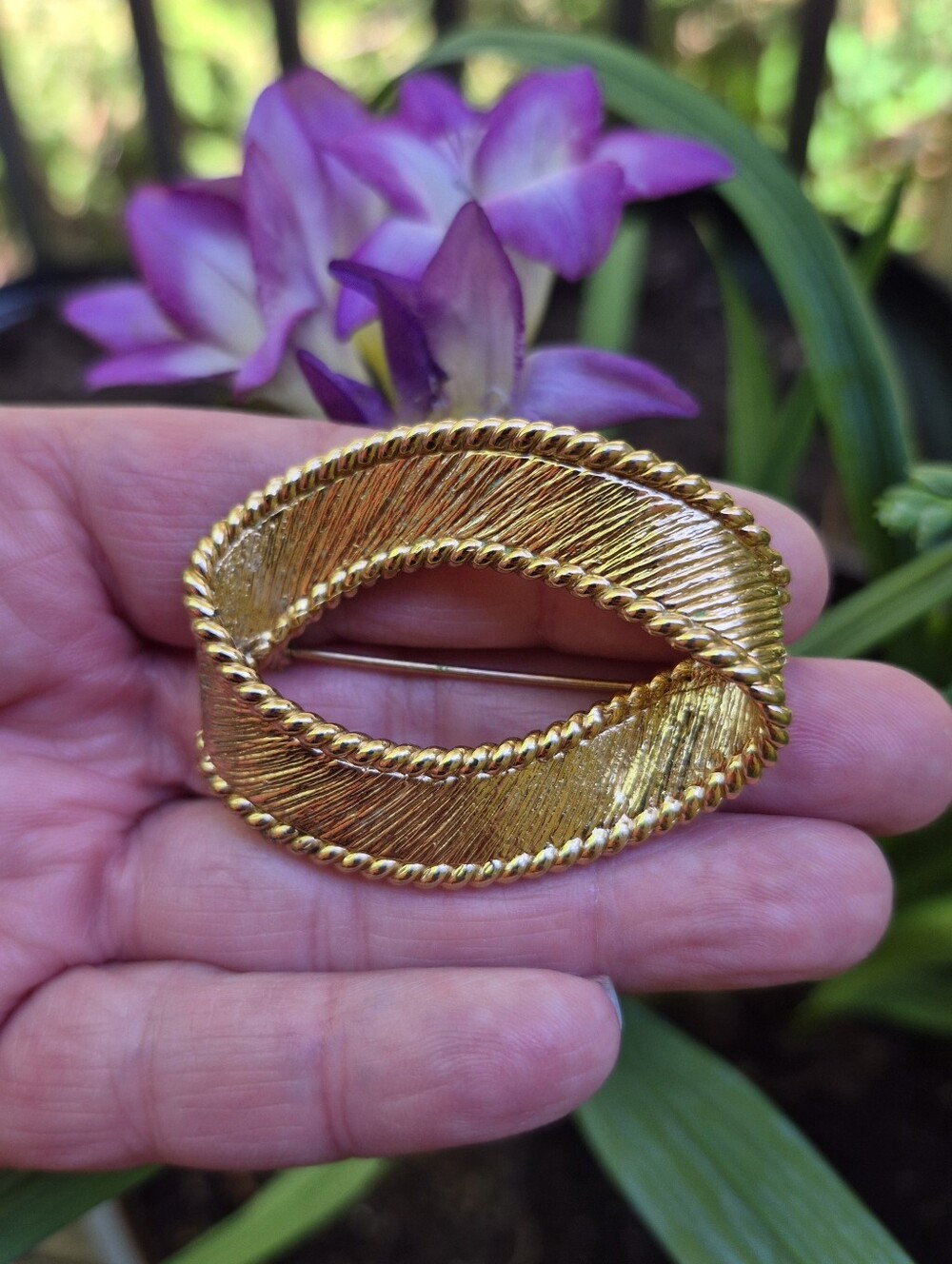 Vintage Napier Oval Textured Ribbon Brooch Pin 2 Inches Gold Tone